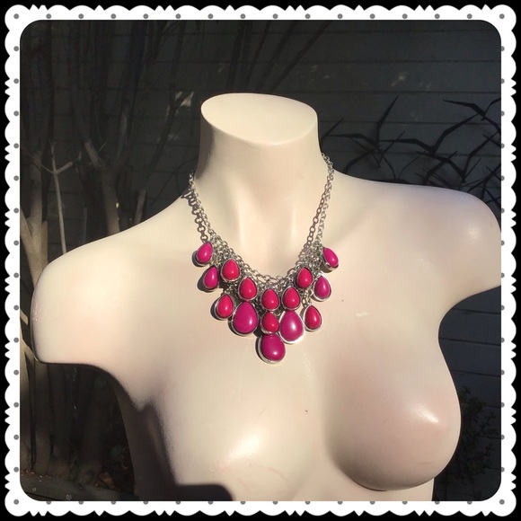 Fuschia party necklace and earring set - Picture 3 of 5